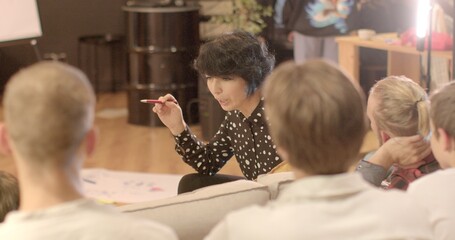 Maintaining focus group. Insights and Examples lecturer will provide practical examples insights help students better understand how psychological concepts are applied in practice.