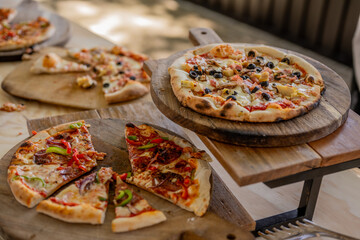 Pizzas en una barra de madera