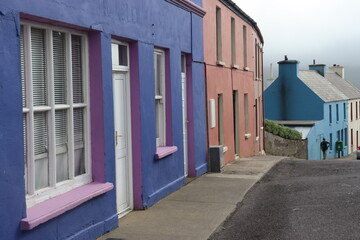 Fototapeta na wymiar Irlande, couleurs, maisons, église, paysage, montagne