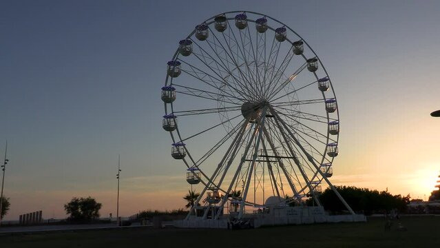 grande roue devant un coucher de soleil