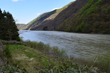 Fototapeta na wymiar 最上川（もがみがわ）日本三大急流 ／ 山形県内の源流から河口まで流れる日本三大急流の一つ、最上川です。一つの都府県のみを流域とする河川としては、延長229kmと国内最長の大河川です。