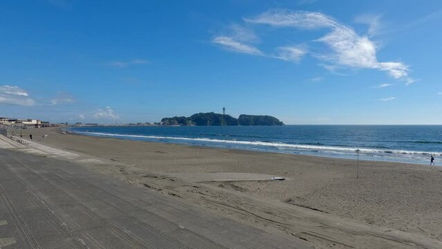 An image of moving forward along the beach while viewing Enoshima.