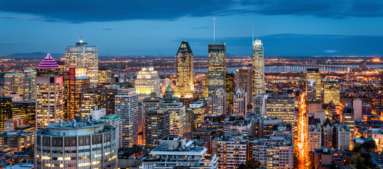 Fototapeta premium Montreal panorama at dusk as viewed from the Mount Royal Park