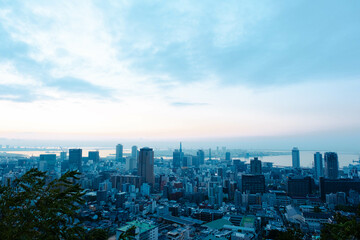 夜明け前の神戸市街地のビル群。神戸の高台のビーナスブリッジより撮影 - obrazy, fototapety, plakaty