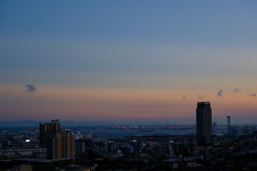 Fototapeta na wymiar 夜明け前の神戸市街地のビル群。神戸の高台のビーナスブリッジより撮影
