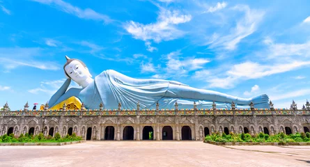 Foto op Canvas The largest reclining Buddha statue in Vietnam is located at Som Rong pagoda, Soc Trang province, khmer pogoda © huythoai