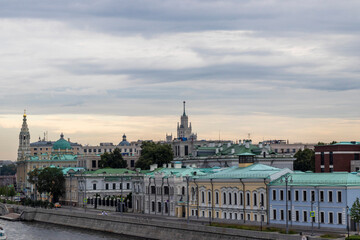 Naklejka premium Moscow, Russia - 08.10.2023 - Shot of the Moscow river. City