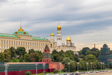 Obraz premium Moscow, Russia - 08.10.2023 - Busy street leading to the kremlin. City