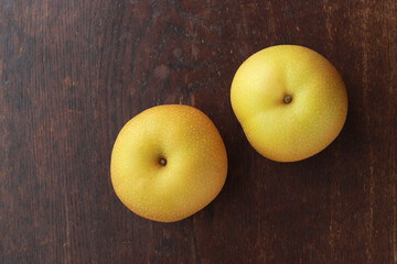テーブルの上の梨のイメージ