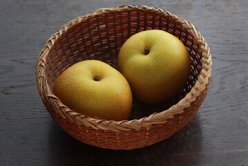 籠に入った梨のイメージ
