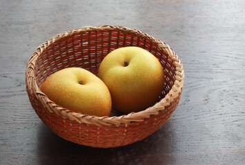 籠に入った梨のイメージ