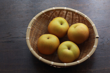 籠に入った梨のイメージ