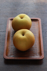 皿の上にある梨のイメージ