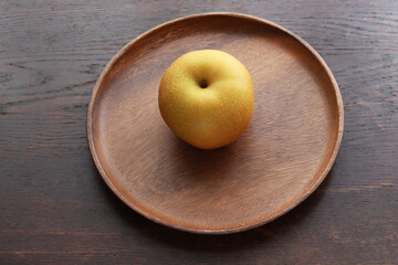 皿の上にある梨のイメージ