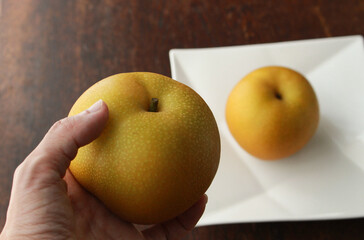 手に持った梨のイメージ