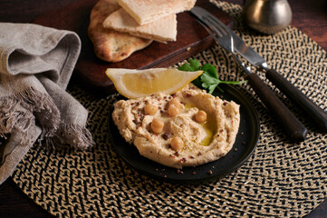 Hummus with chickpeas and lemon