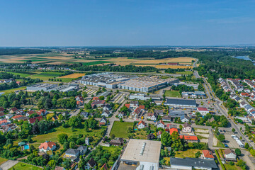 Obraz premium Leipheim im Kreis Günburg in Schwaben im Luftbild, Blick nach Westen über das Gewerbegiet an der A8