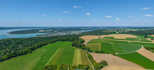 Die landwirtschaftlich geprägte Region um Kloster Andechs in Oberbayern aus der Luft