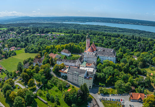 Ausblick auf das Kloster Andechs, Erling und den Ammersee in Oberbayern