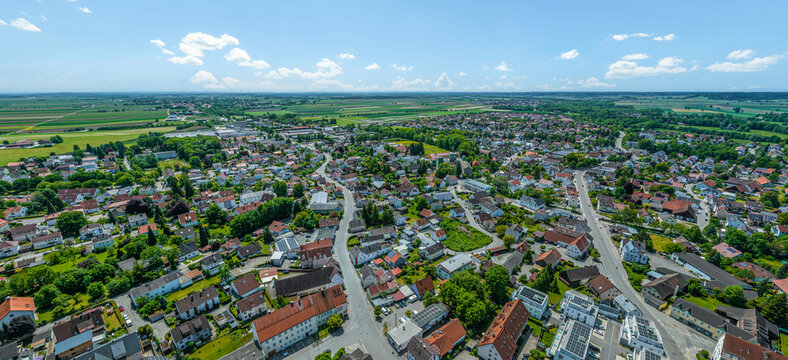 Ausblick auf Schwabm&uuml;nchen im s&uuml;dlichen Landkreis Augsburg, Blick &uuml;ber die Stadt ins Alpenvorland