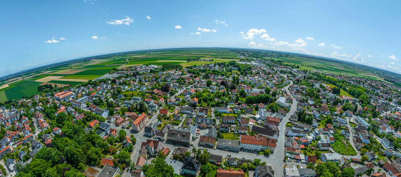 Ausblick auf Schwabm&uuml;nchen im s&uuml;dlichen Landkreis Augsburg, Blick &uuml;ber die Stadt ins Alpenvorland