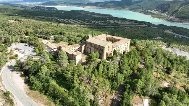 vistas a&eacute;rea del monasterio de Leyre en Navarra, Espa&ntilde;a