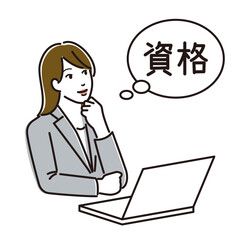 パソコンの前で資格取得について考えるスーツを着た女性