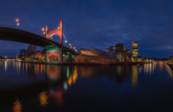 Panoramica en hora azul de Bilbao