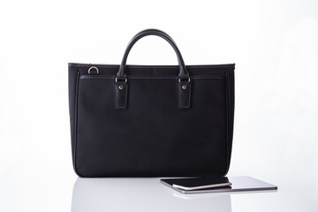 ビジネスバッグとタブレット端末。ビジネスイメージ