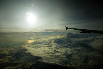 上空を飛行中の旅客機から撮影した夕暮れの雲海 （2022年5月） - obrazy, fototapety, plakaty