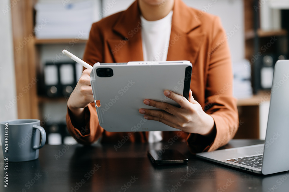 Aufkleber bussinessman analyzing sales data and economic growth and pointing at business report document with 