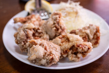 とても美味しい日本の岡山県蒜山高原の鶏の唐揚げ