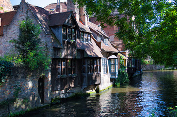 Canaux à Bruges - 648820419