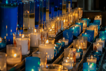 Urlaub in der Bretagne, Frankreich: Hafenstadt Saint-Malo - Kathedrale Saint-Vincent mit Kerzen