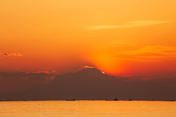 ダイヤモンド富士 - 富士山に隠れた夕陽と東京湾に浮かぶ船舶