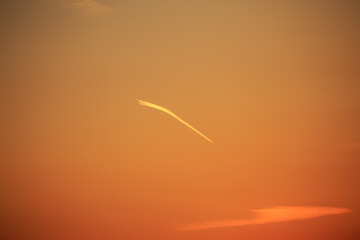 夕焼けを切り裂く飛行機雲