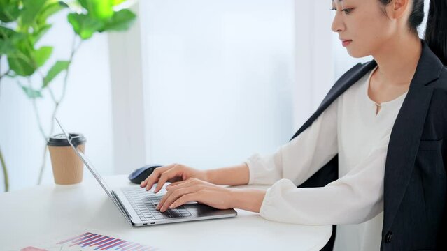 オフィスでノートパソコンを使う女性