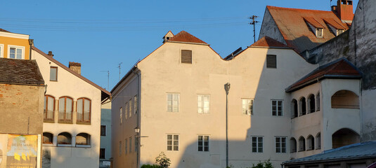 Grenze Deutschland Österreich bei Braunau am Inn mit Geburtshaus von Adolf Hitler