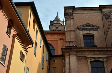Verwinkelte Häuser und Kirchturm in Bologna