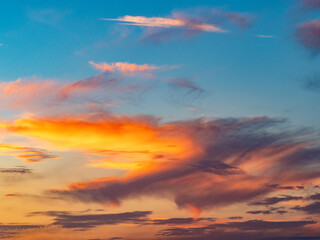 Bizarre Wolken am Abendhimmel