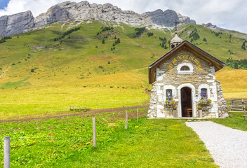 Fototapeta na wymiar Chapelle Sainte Anne du col des Aravis, Savoie, France 