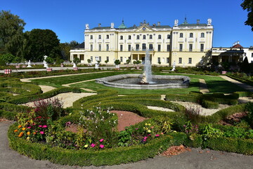 Barokowy park i ogród w stylu francuskim, Pałac Branickich w Białymstoku, Podlaskie, Polska,  - obrazy, fototapety, plakaty