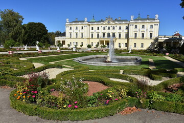 Barokowy park i ogród w stylu francuskim, Pałac Branickich w Białymstoku, Podlaskie, Polska,  - obrazy, fototapety, plakaty