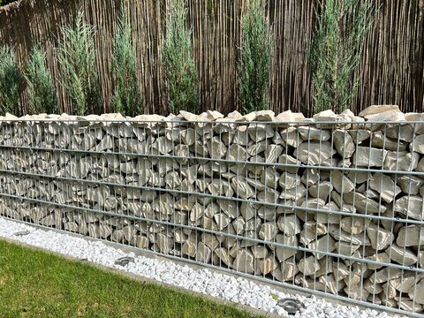 murek z kamieni w ogrodzie