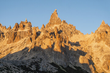 Fototapeta premium View of top of mountain with a blue sky