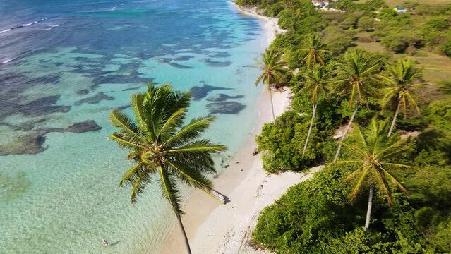 Un plan a&eacute;rien d'une plage paradisiaque tropicale