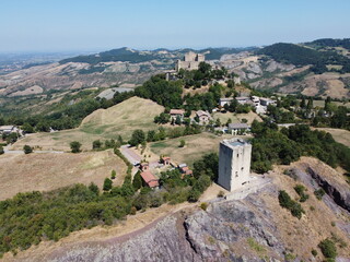 Fototapeta na wymiar La torre di Rossenella vista col drone. Poco distante dal castello matildico di Rossena risale al XII secolo. Reggio Emilia
