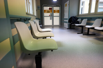 Poczekalnia w szpitalu miejskim z krzesłami dla pacjentów. Izba przyjęć.  - obrazy, fototapety, plakaty