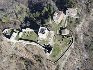 Vista aerea del castello di Carpineti, è un castello medievale che fu di proprietà della contessa Matilde di Canossa  - Reggio Emilia