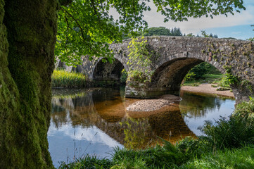 Fototapeta na wymiar Historische Brücke im Dartmoor Nationalpark